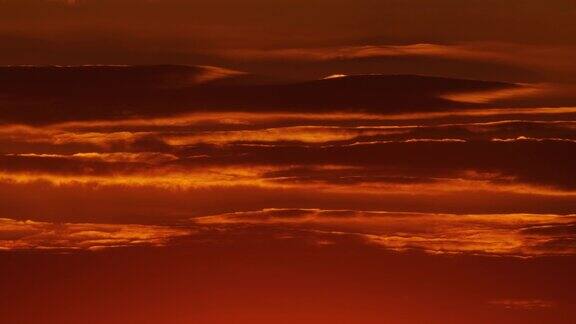 红色和橙色日落天空与云云景观时间流逝背景白天晚上戏剧性的天空