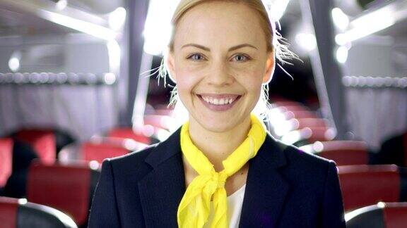 在飞机上美丽的金发空姐空姐微笑与热情和欢迎的微笑飞机看起来很新