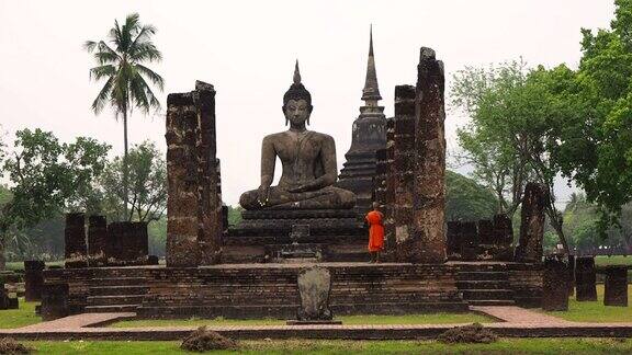 泰国素可泰历史公园玛哈塔寺的佛教僧侣
