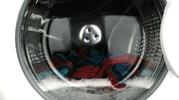 洗衣机滚筒的内部视图特写镜头