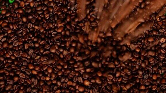 绿色屏幕上的咖啡背景HQ咖啡过渡视频减少咖啡俯视图新鲜烘焙咖啡豆
