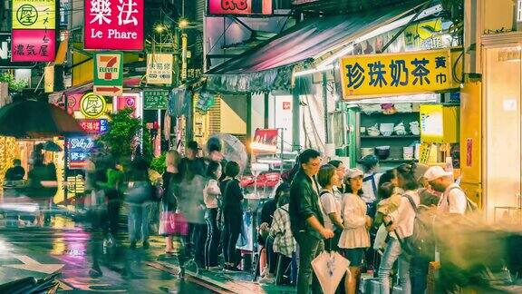 在雨中人群穿过台湾台北市忠孝东路