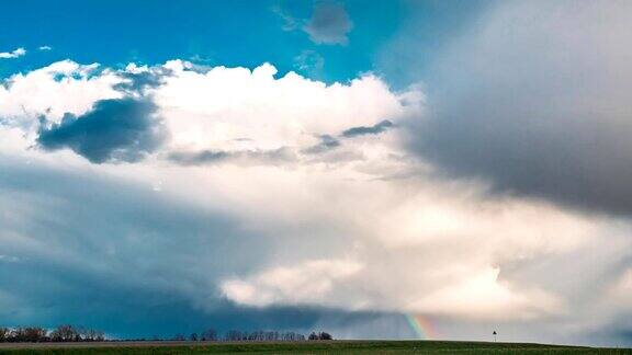 TimeLapseTime-LapseOfRuralFieldSpringMeadowLandscapeUnderScenicDramaticSkyWithFluffyCloudsBeforeRain.乡