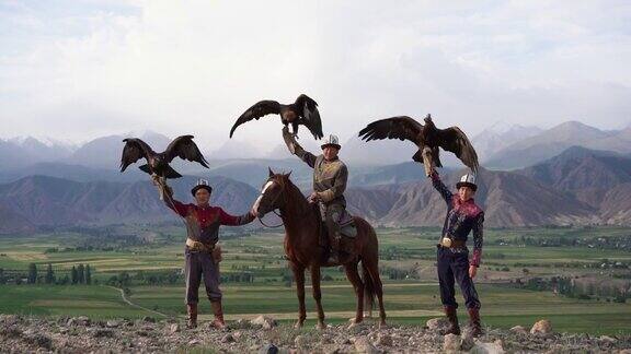 吉尔吉斯斯坦草原上的三个鹰猎人