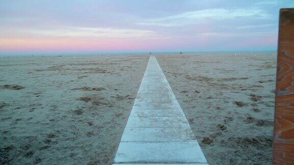 里米尼沙滩上的一条长长的小路