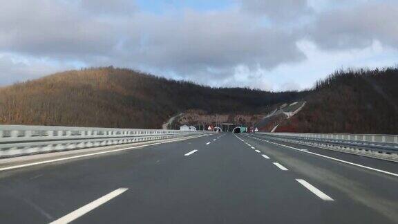 在阳光灿烂的日子里在高速公路上开车