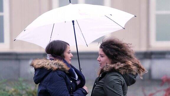女孩下面的伞