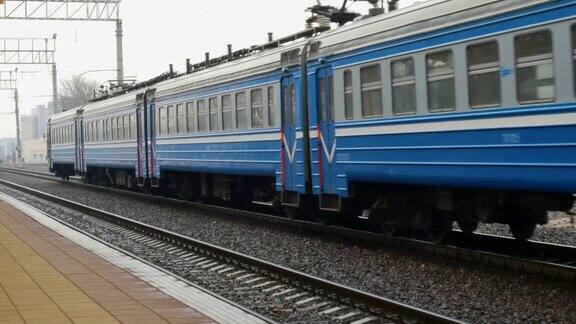 蓝色的铁路列车