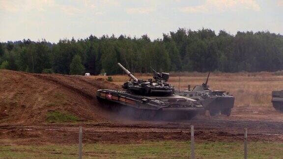 茹俄罗斯2014年8月17日:俄罗斯军队T-90A坦克在移动中向山上射击