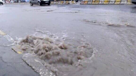 雨后的洪水顺着道路的排水沟流下去