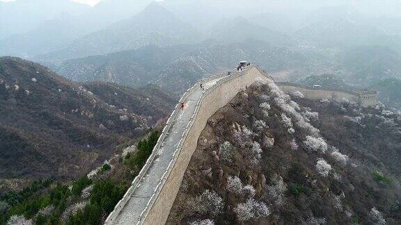 中国长城的鸟瞰图在寒冷的早晨多雾的一天