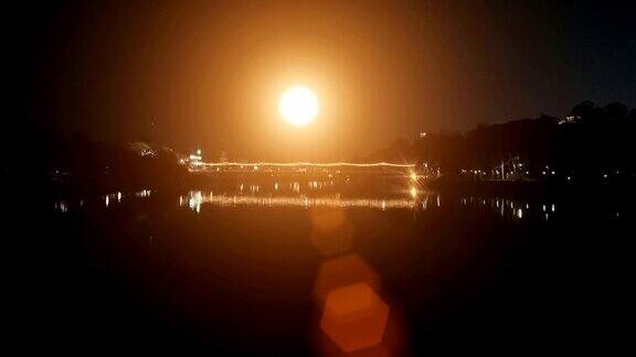 满月从桥上升起的鸟瞰图