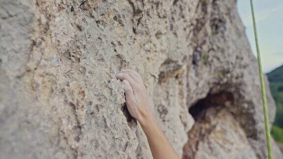 在悬崖上攀岩的女人