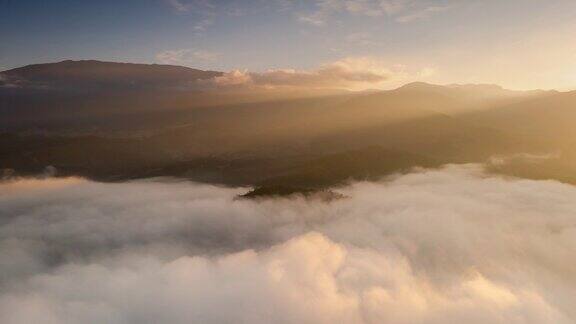 雾蒙蒙的山谷里清晨的阳光