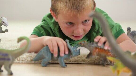 小男孩在玩玩具恐龙