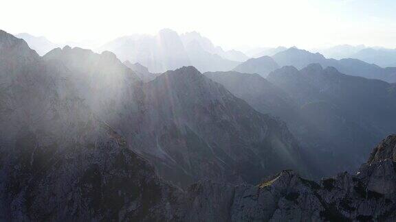 鸟瞰图飞越山峰在朱利安阿尔卑斯山旁边的曼加特