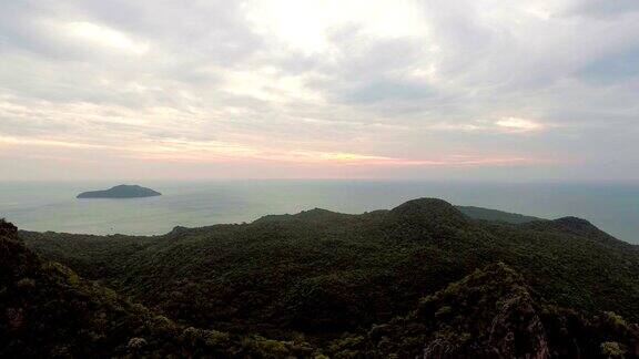 多云的天空和海洋在日落航拍视频