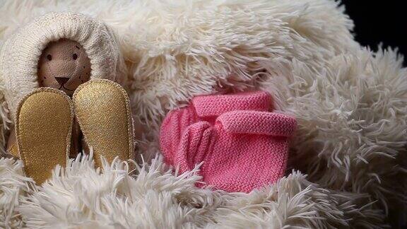 新生儿婴儿羊毛衣服鞋玩具熊高清镜头