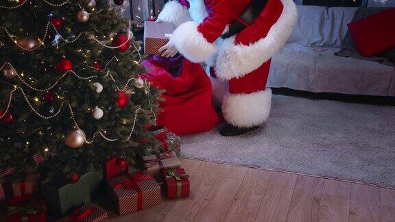 在现代公寓里圣诞老人晚上会把礼物放在客厅里的圣诞树下
