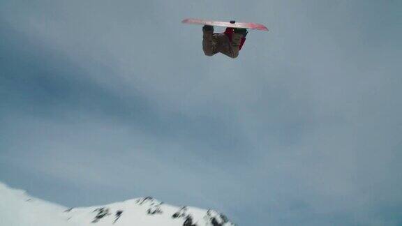 滑雪板骑手大空中跳跃行动