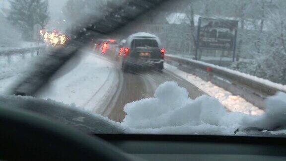 高清:雪中的交通