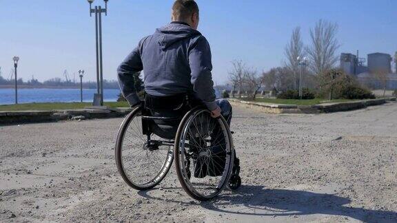 轮椅在街上行走困难残疾人尝试驾驶轮椅残疾人坐在轮椅上