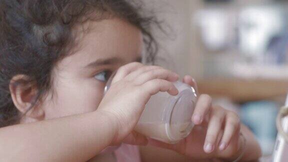 女孩喝着牛奶