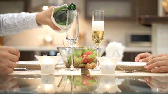 香槟倒进玻璃杯里浪漫