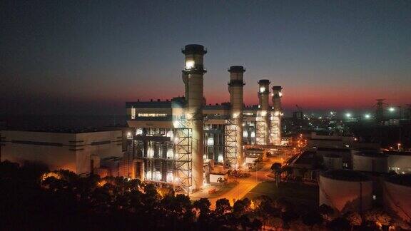 日落时天然气发电厂的实时鸟瞰图