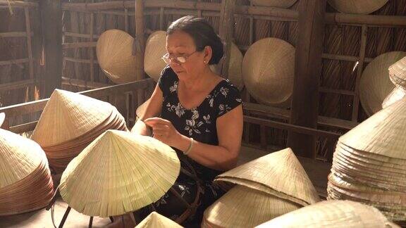 在越南Cantho省的ApThoiPhuoc村的老越南工匠制作传统越南帽子的4k视频场景传统艺术家