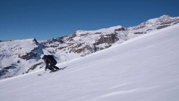 滑雪教练在意大利阿尔卑斯山脉速滑