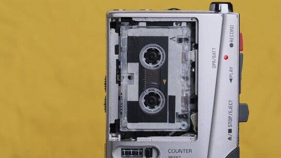 便携式复古磁带录音机与微型磁带Rec声音在黄色背景