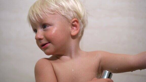 一个两岁的男孩在淋浴间洗澡