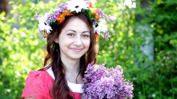 一个漂亮的年轻女子头上戴着花环手里拿着一束紫丁香