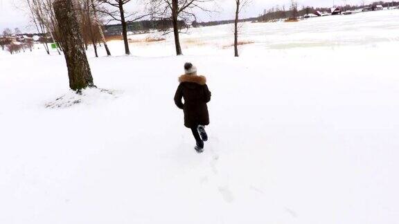 小女孩在雪地上奔跑