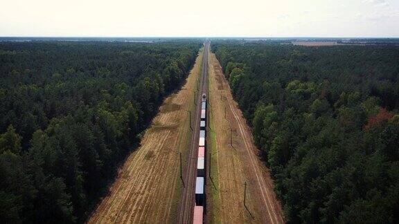 运输货物的火车在铁路上行驶航拍