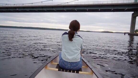 在芬兰湖上划独木舟的女子