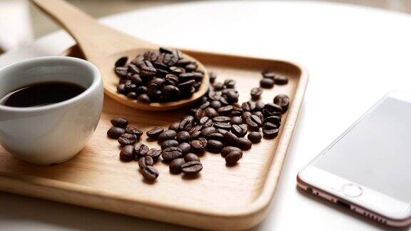 咖啡咖啡豆和手机