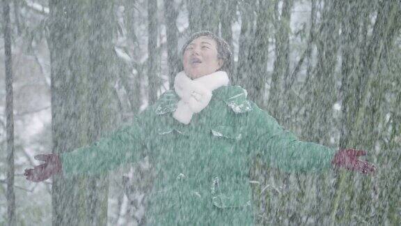 女人在雪地里玩