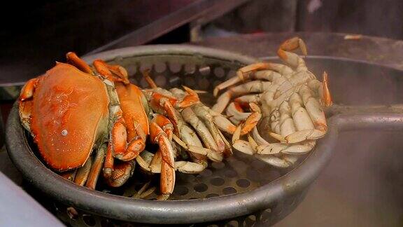螃蟹在大锅中煮