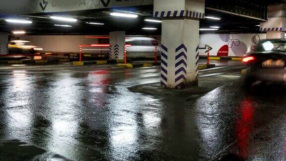 随着时间推移地下商场停车入口和出口车辆的运动