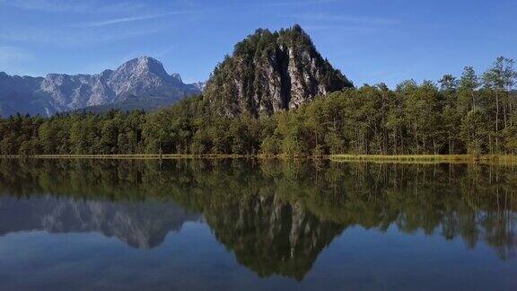 夏季早晨萨尔茨卡默古特的阿尔姆湖全景