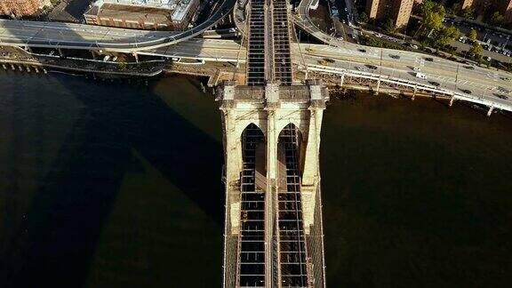 顶部鸟瞰图布鲁克林大桥通过东河到曼哈顿在纽约美国旗帜迎风飘扬