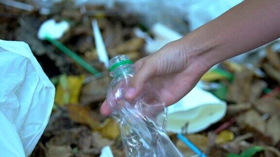 手压塑料瓶不可降解垃圾的危险微塑料