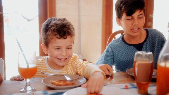小男孩和家人一起吃健康早餐