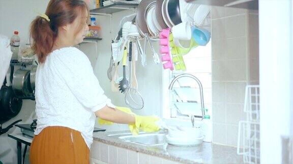 年轻女子在洗盘子