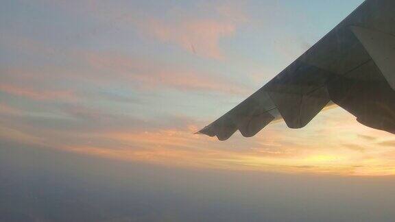 从飞机窗口的观点在机翼上的太阳在云