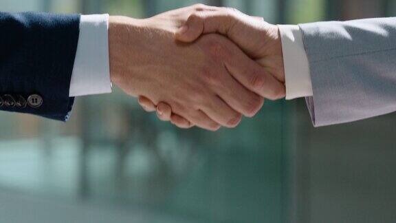 商务人士公司合作伙伴和握手支持成功或合作招聘特写镜头团队合作和握手交易表扬和b2b会议HR招聘或信任