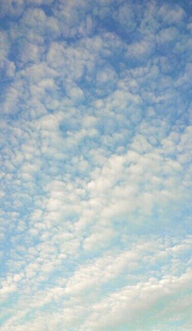4K垂直镜头的Cloudscape与蓝天