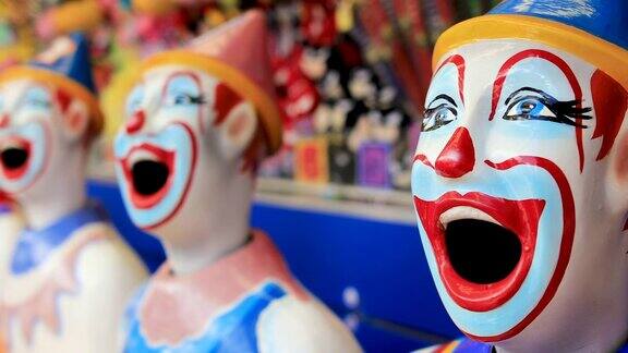 在当地集市的杂耍巷子里大笑的小丑